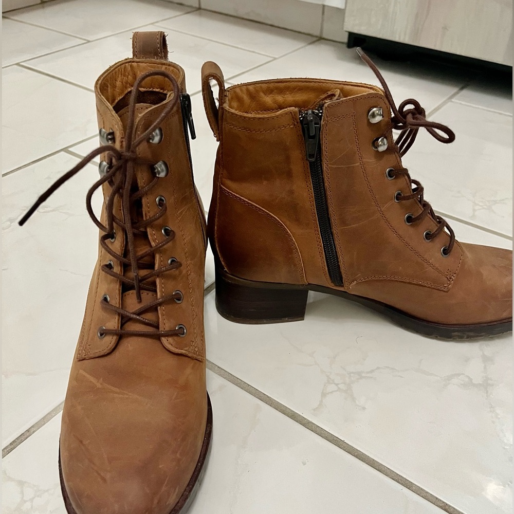 Clarks 9.5 women’s boots lace up heeled tan winter fall